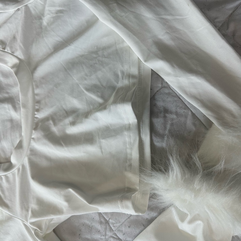 Free with any other item.bundle SHEIN Elegant White crop Top with Faux Fur cuffs - Picture 3 of 4